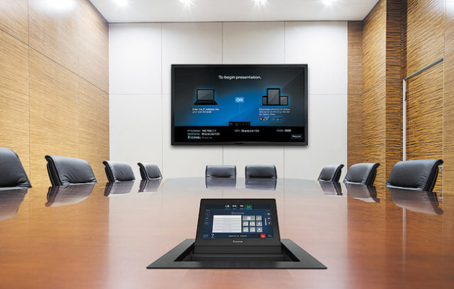 Откидная сенсорная панель Extron в форм-факторе Cable Cubby